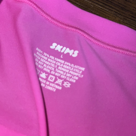 SKIMS Fits Everybody Long Sleeve T Shirt - Picture 3 of 7